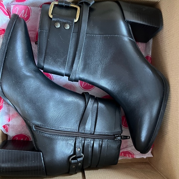 Matisse Brand Black Leather Bootie with Buckle, Size 7.5 - Picture 3 of 9